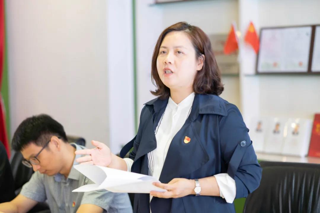 陳瑞梅同志宣讀《鵬凱公司黨支部成立的批復(fù)》