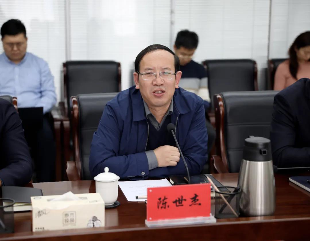內(nèi)蒙古環(huán)投集團(tuán)黨委副書記兼總經(jīng)理陳世杰發(fā)表講話