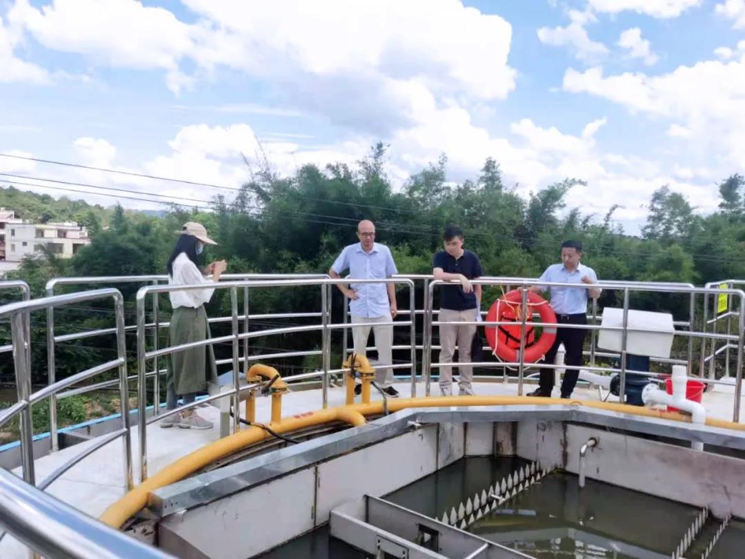 考察馬圩鎮(zhèn)裝配式污水廠運(yùn)行實(shí)況