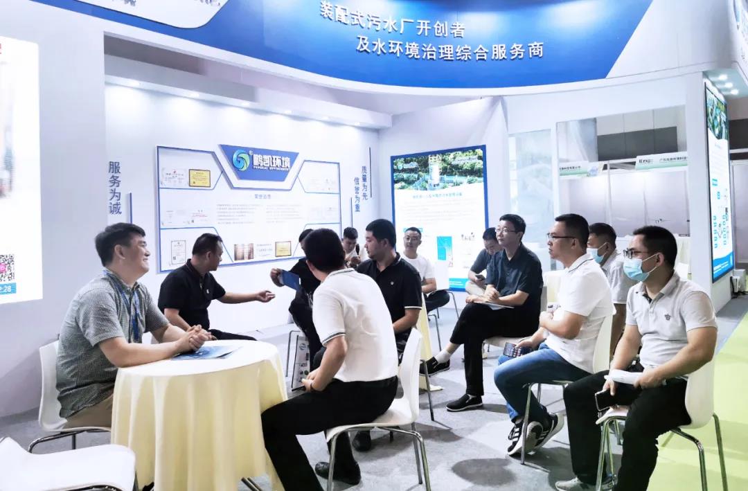 四川綿陽市政府領(lǐng)導(dǎo)一行蒞臨鵬凱環(huán)境展臺交流探討