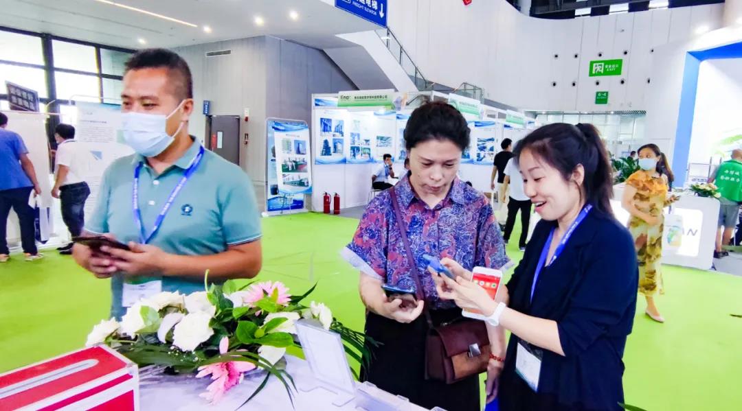 四川住建局領(lǐng)導(dǎo)蒞臨鵬凱環(huán)境展臺交流指導(dǎo)