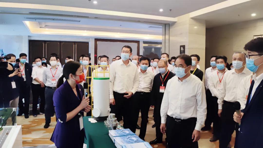 與會領(lǐng)導(dǎo)蒞臨鵬凱環(huán)境展臺參觀指導(dǎo)