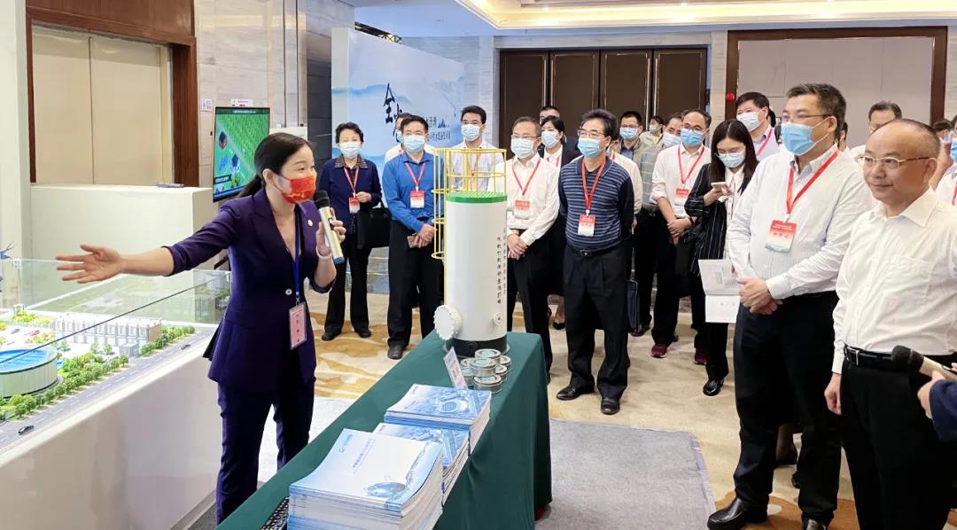 與會領(lǐng)導(dǎo)蒞臨鵬凱環(huán)境展臺參觀指導(dǎo)