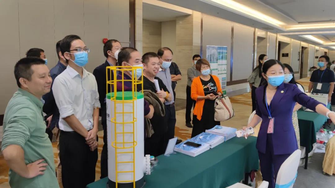 與會領(lǐng)導(dǎo)蒞臨鵬凱環(huán)境展臺參觀指導(dǎo)