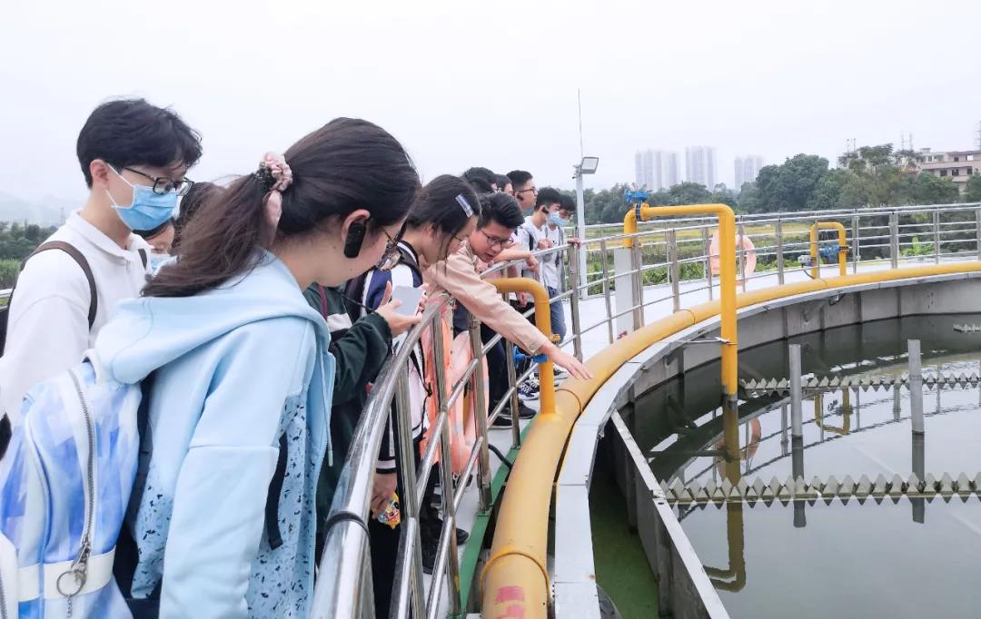 中山大學(xué)環(huán)境科學(xué)與工程學(xué)院師生一行參觀鵬凱環(huán)境碧海灣裝配式污水廠