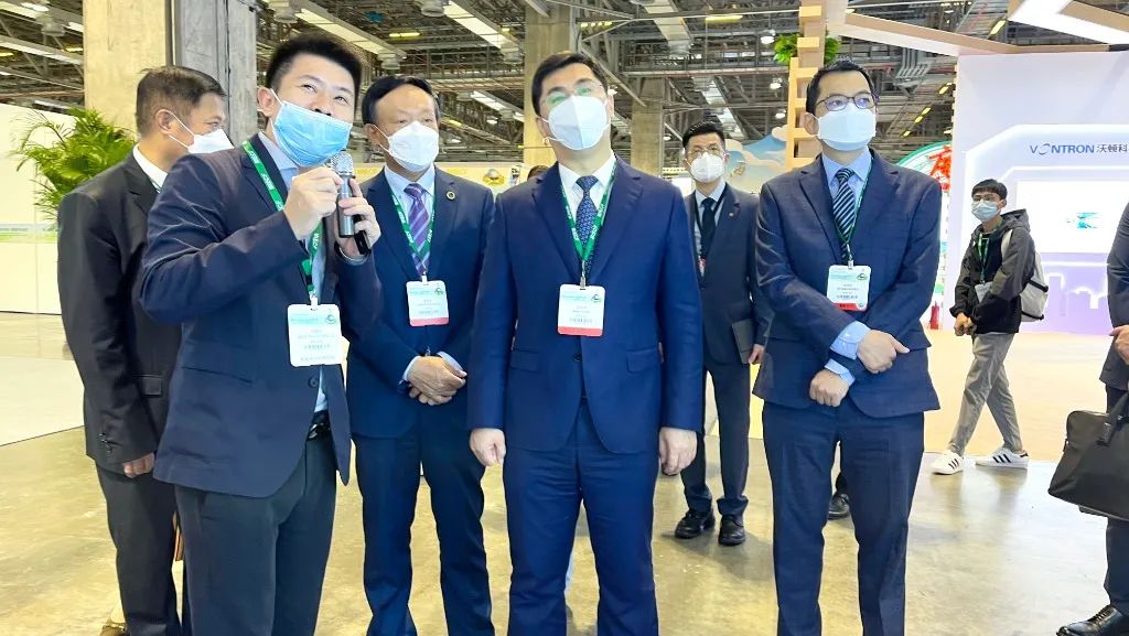 廣東省人民政府副省長(zhǎng)孫志洋等領(lǐng)導(dǎo)一行蒞臨鵬凱環(huán)境展位參觀指導(dǎo)