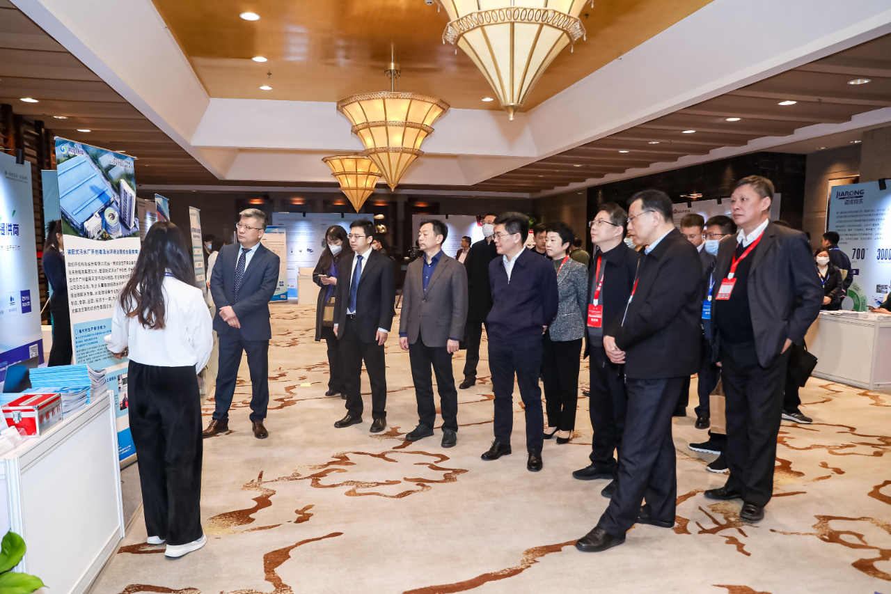 與會(huì)領(lǐng)導(dǎo)嘉賓蒞臨鵬凱環(huán)境展位作工作指導(dǎo)